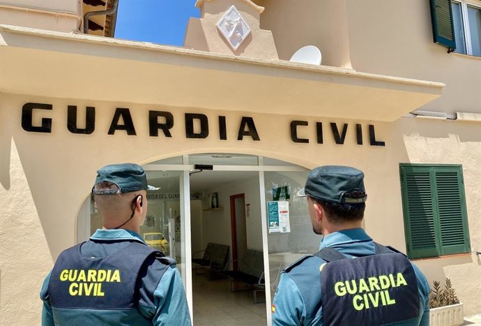 Agentes de la Guardia Civil frente al cuartel.