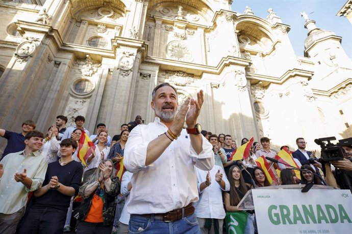 El presidente nacional de Vox, Santiago Abascal, interviene en la granadina Plaza de las Pasiegas