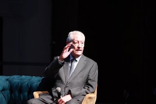 Archivo - El expresidente de la Junta de Andalucía Rafael Escuredo, durante el acto de entrega de los premios Plaza de España. A 12 de diciembre de 2025, en Sevilla (Foto de archivo).