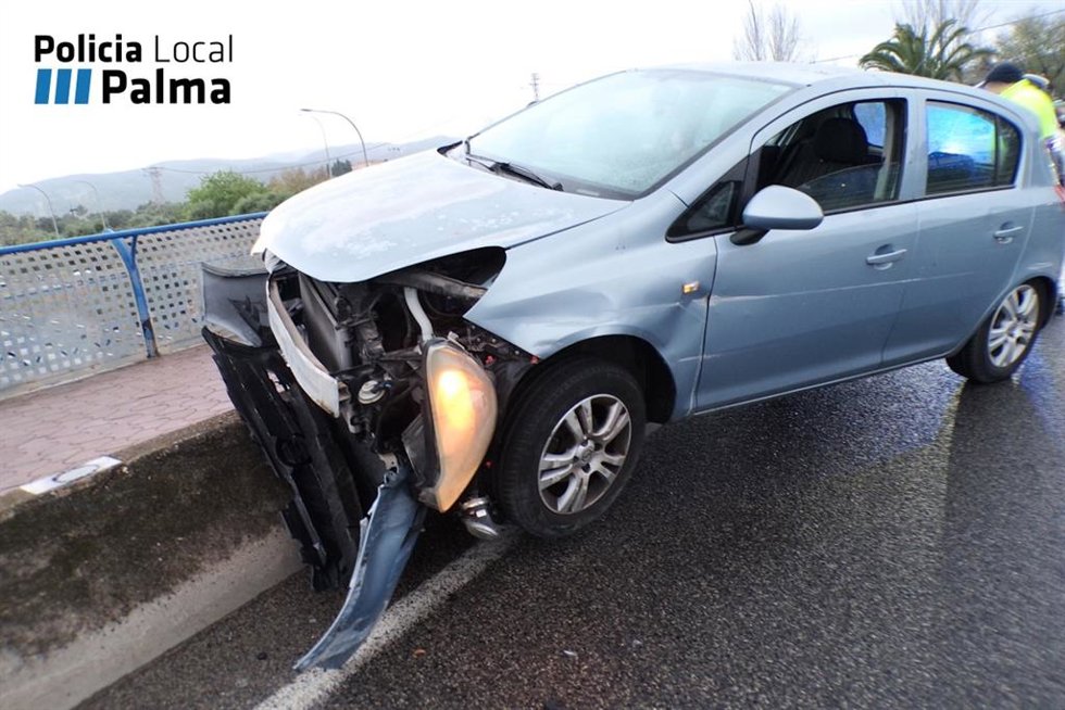 Coche accidentado en la rotonda flotante de Son Rapinya.