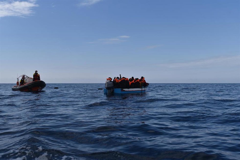 Archivo - Imagen de archivo de migrantes rescatados frente a las costas de Libia.