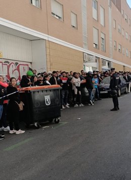 La tranquilidad en las oficinas de Correos contrasta con las largas colas que se están produciendo este lunes en las sedes de las ONG como Comisión Española de Ayuda al Refugiado (CEAR) o Tierra Solidaria, que atienden a personas migrantes