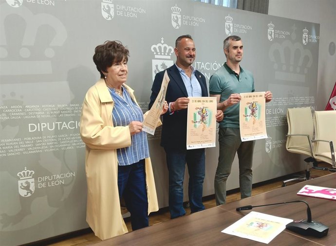 El diputado de Cultura, Arte y Patrimonio de León, Emilio Martínez (centro), con la concejala de Acción y Promoción Cultural, Elena Aguado (izquierda) y el presidente de la Asociación de Librerías de León, Óscar García (derecha).