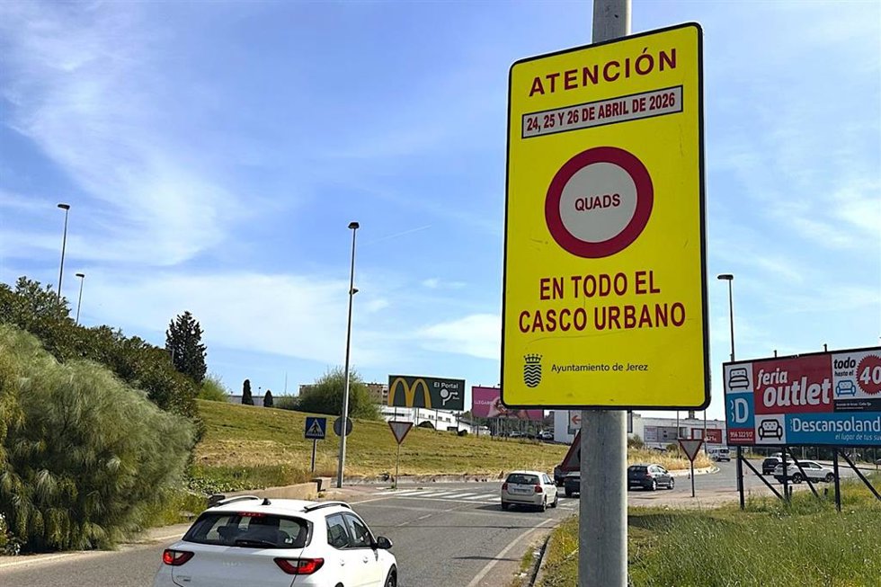 Señalización que prohíbe la circulación de quads en Jerez de la Frontera durante el Gran Premio de España de MotoGP
