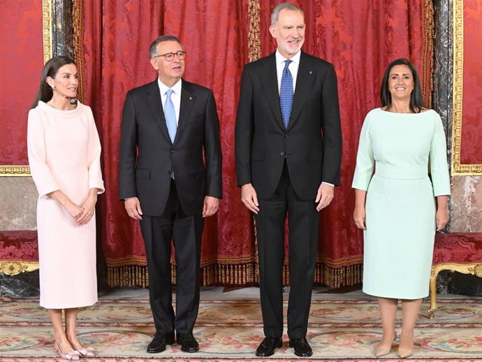 Los Reyes han recibido en el Palacio Real al Presidente de la República portuguesa, Antonio José Segura, y la Primera Dama, Margarida Maldonado