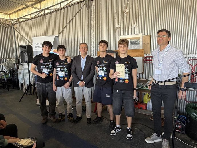 Casi 100 alumnos participan en una iniciativa para construir y lanzar un minisatélite con capacidad para recoger datos.