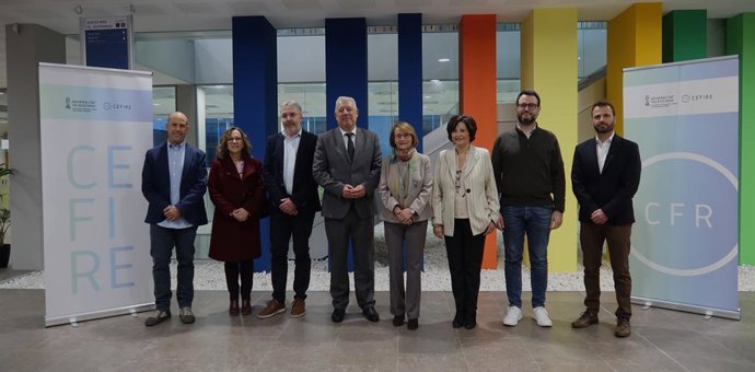 El subdirector general de Formació del Professorat de la Conselleria d'Educació, Jordi Martí, (tercer des de l'esquerra) ha presentat la seua renúncia