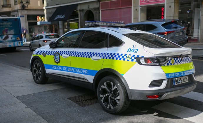 Archivo - Vehículo de la Policía Local de Santander