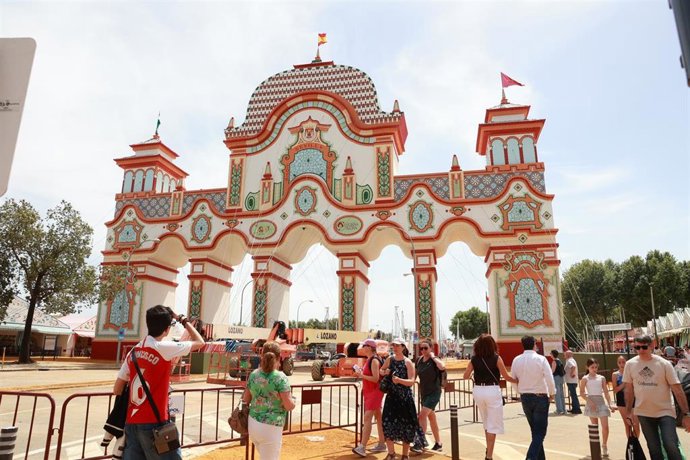 Imagen de archivo de la portada del Real de la Feria de Sevilla.