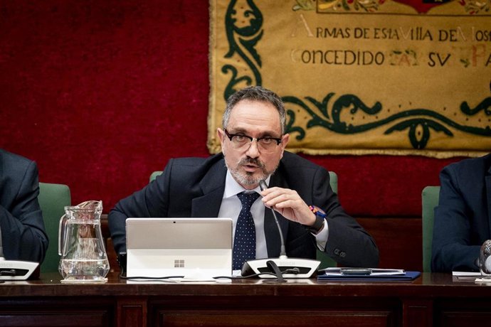 Archivo - El alcalde de Móstoles, Manuel Bautista, durante un pleno extraordinario en el Ayuntamiento de Móstoles, a 24 de febrero de 2026, en Móstoles, Madrid (España).