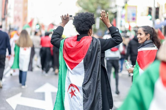 Archivo - Una mujer con una bandera saharaui en sus hombros protesta en una manifestación para exigir el derecho de autodeterminación del pueblo saharaui, en Plaza Santa Ana, a 12 de noviembre de 2022, en Madrid (España).
