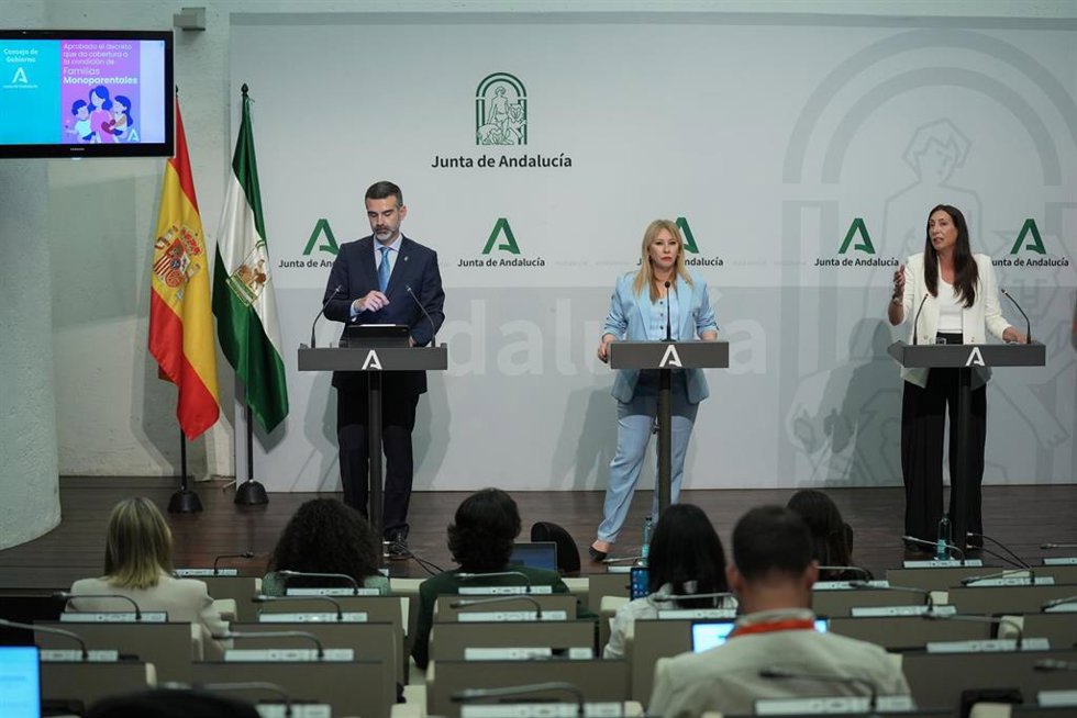 La consejera de Inclusión Social, Juventud, Familias e Igualdad de la Junta de Andalucía, Loles López (d), interviene en la rueda de prensa posterior a la reunión semanal del Consejo de Gobierno andaluz. A 15 de abril de 2026 en Sevilla (Foto de archivo).