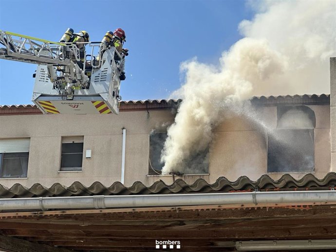 Incendio en un segundo piso que han controlado los Bombers