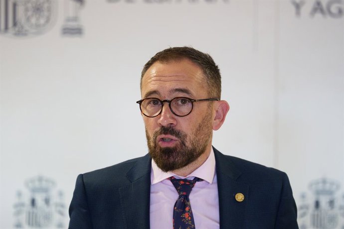 Archivo - El consejero de Vivienda y Agenda Urbana del Gobierno vasco, Denis Itxaso, ofrece declaraciones a los medios tras una reunión, en el marco de los encuentros por el Acuerdo Estatal por la Vivienda 2026-2030, en la sede del Ministerio, a 9 de juni