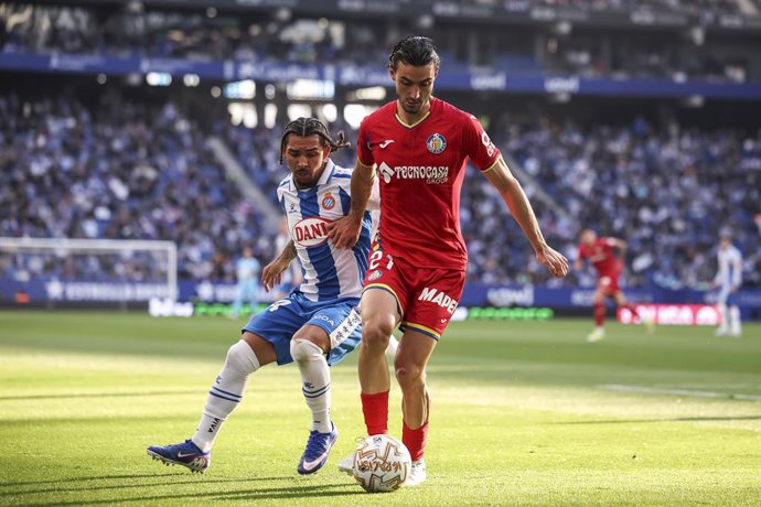 Juan Iglesias, do Getafe CF, e Tyrhys Dolan, do RCD Espanyol, em ação durante a partida de futebol da LaLiga EA Sports, disputada entre o RCD Espanyol e o Getafe CF no Estádio RCDE, em 21 de março de 2026, em Cornellá, Espanha.