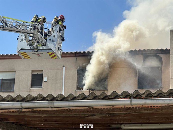 Incendi en un segon pis controlat pels Bombers