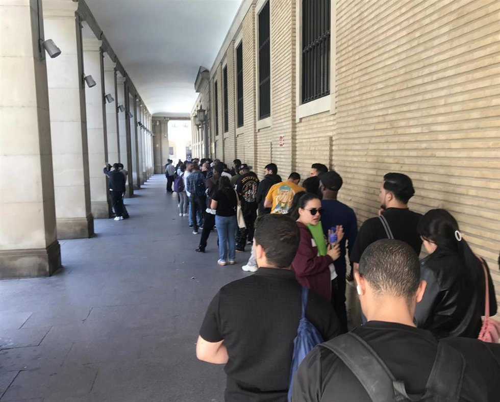 Fila de inmigrantes ante la Delegación del Gobierno en Aragón