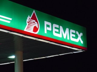 Archivo - Logo de Petróleos Mexicanos (Pemex) en una gasolinera.