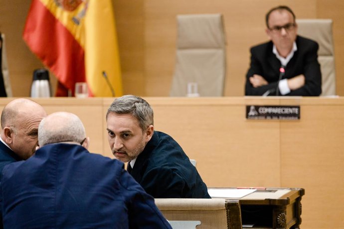 El diputat del PP, César Sánchez (e) i el cap de climatologia d'AEMET a la Comunitat Valenciana, José Ángel Núñez (d), en la Comissió d'Investigació sobre la dana