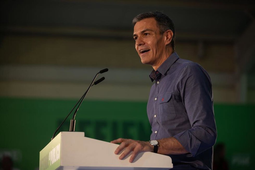 La secretaria general del PSOE-A y candidata a la Presidencia de la Junta de Andalucía, María Jesús Montero, y el secretario general del PSOE y presidente del Gobierno, Pedro Sánchez juntos en un acto de precampaña de cara a las próximas elecciones autonó