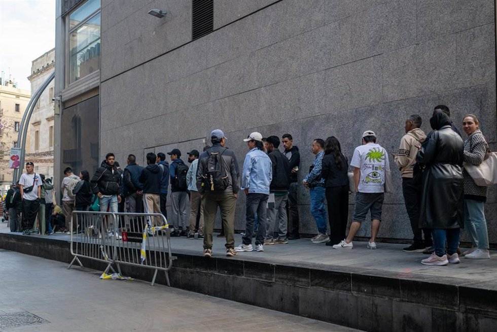 Imagen de recurso de personas que hacen cola en una oficina de atención al ciudadano