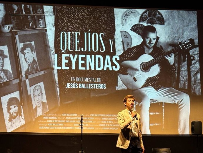 La presentación del documental 'Quejíos y Leyendas' en el Teatro Gutiérrez de Alba de Alcalá de Guadaíra (Sevilla).