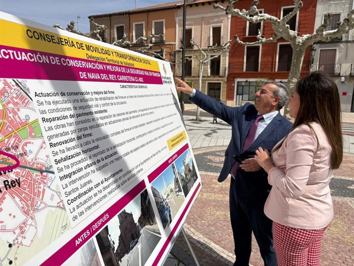 El consejero en su visita a las obras de la travesía de Nava del Rey.