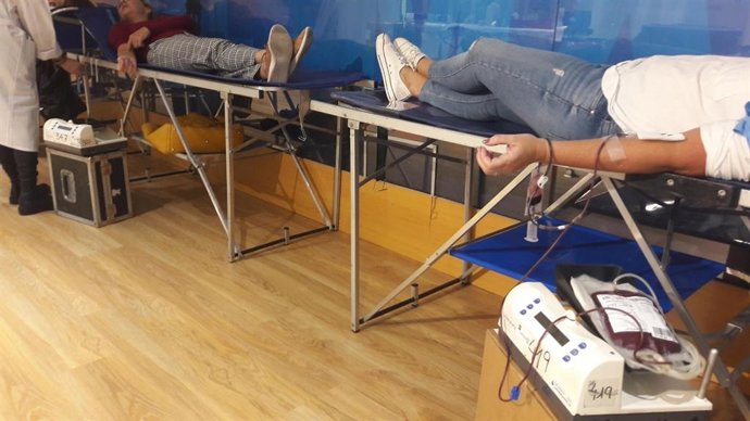 Personas donando sangre en el Hospital de Cádiz