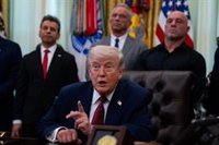 Trump confirma que Vance está de camino a Pakistán y avisa a Irán de que "no juegue" con las negociaciones