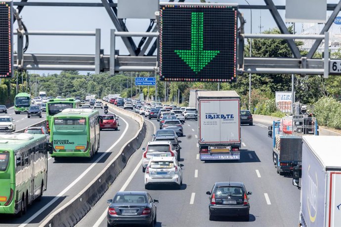Archivo - Varios vehículos en la A6, a 24 de julio de 2025, en Madrid (España). La Dirección General de Tráfico establece un dispositivo especial ante los 6,5 millones de desplazamientos previstos por carretera durante el puente de Santiago.