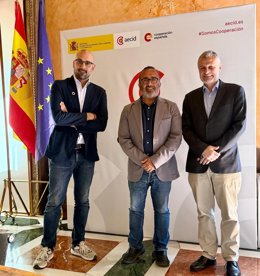 El presidente de la Diputación de Cáceres, Miguel Ángel Morales, se ha reunido este lunes en Madrid con el director y el subdirector de la Dirección de Alianzas, Innovación y Educación para el Desarrollo, Ángel Calle y José Luis Pimentel