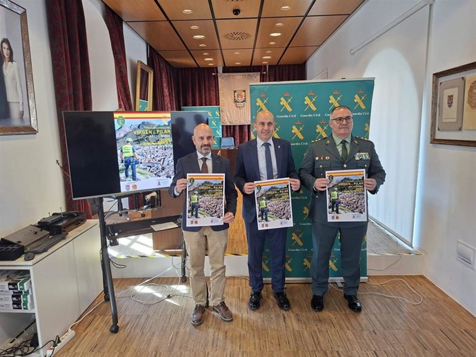 El subdelegado del Gobierno en Málaga, Javier Salas; el coronel jefe de la Comandancia de la Guardia Civil de Málaga, Roberto Blanes, y el alcalde, Juan Manuel Almohalla.