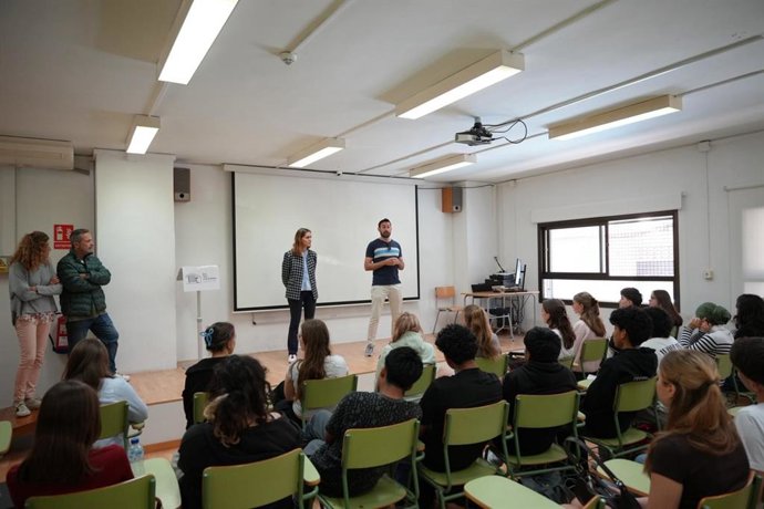 Reunión de la teniente de alcalde y regidora de Educación del Ayuntamiento de Palma, Lourdes Roca, con estudiantes y miembros de la dirección del IES Ses Estacions.