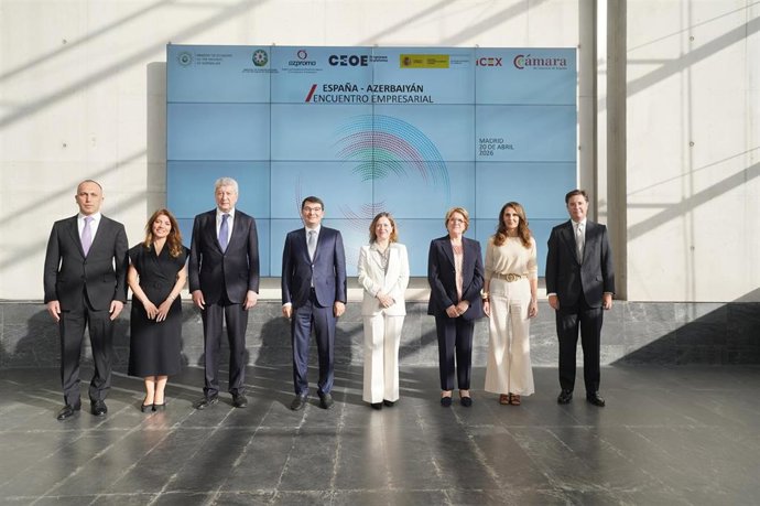 El viceministro de Economía de Azerbaiyán, Elnur Aliyev, junto con la secretaria de Estado de Comercio, Amparo López Senovilla.