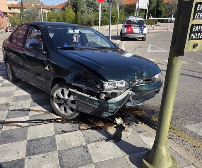 Un vehículo pierde el control y se lleva por delante varios bolardos en la glorieta del colegio Sagrada Familia de Cuenca