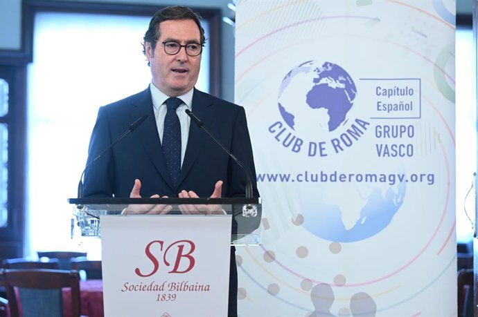 El presidente de la Confederación Española de Organizaciones Empresariales (CEOE), Antonio Garamendi, durante una charla en la Sociedad Bilbaína, a 20 de abril de 2026, en Bilbao, Vizcaya, País Vasco (España). Garamendi ha ofrecido la conferencia  "Europa