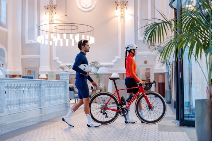 Canfranc Estación y Scio Pro Cycling se alían para impulsar el turismo de lujo y deporte en el Pirineo