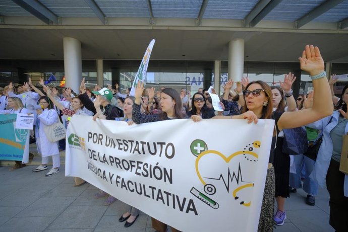 Concentarción de médicos frente al Departamento de Sanidad este lunes en la primera jornada de huelga autonómica de los médicos en Aragón.