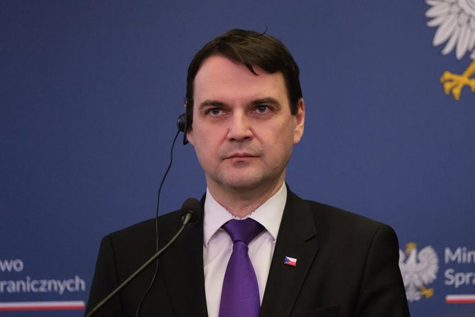 Archivo - 16 February 2026, Poland, Warsaw: Czech Deputy Prime Minister and Minister of Foreign Affairs Petr Macinka speaks during a press conference with Polish Minister of Foreign Affairs Radoslaw Sikorski after their meeting at the Ministry of Foreign 