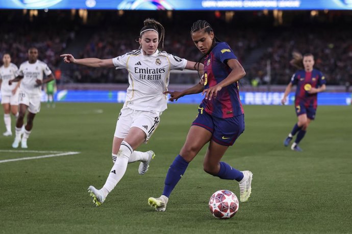 Esmee Brugts of FC Barcelona and Athenea Del Castillo Beivide of Real Madrid CF in action during the UEFA Women’s Champions League 2025/26 Quarter-finals second Leg, football match played between FC Barcelona and Real Madrid CF at Spotify Camp Nou stadium