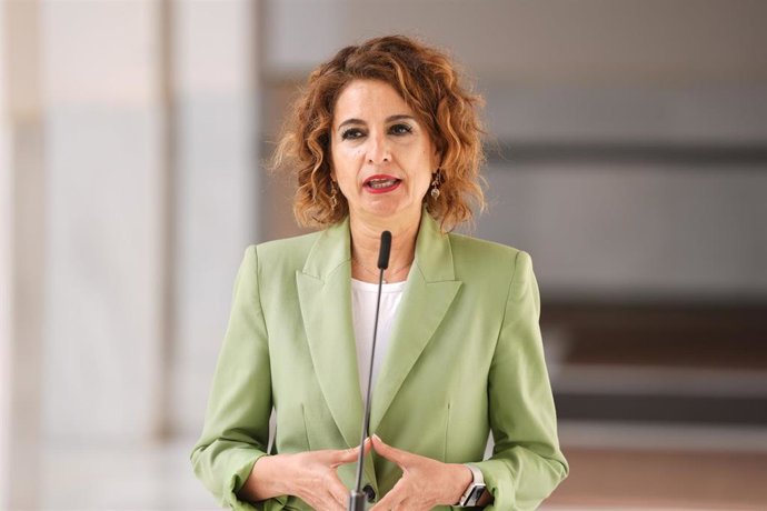 La secretaria general del PSOE-A y candidata a la Presidencia de la Junta de Andalucía, María Jesús Montero, en una atención con los medios.