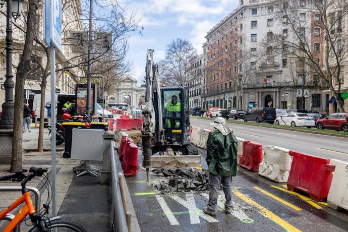 Archivo - Comienzo de las obras del bulevar en la calle Alcalá, a 3 de febrero de 2026, en Madrid (España). La nueva configuración de la calle permitirá a los ciudadanos transitar por el monumento, que recuperará en parte su condición de puerta de acceso 