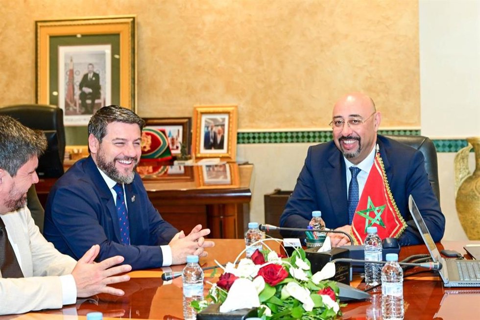 El primer teniente de alcalde y regidor de Cultura del Ayuntamiento de Palma, Javier Bonet, y el alcalde de Tánger, Mounir Lymouri, durante la audiencia mantenida este lunes.