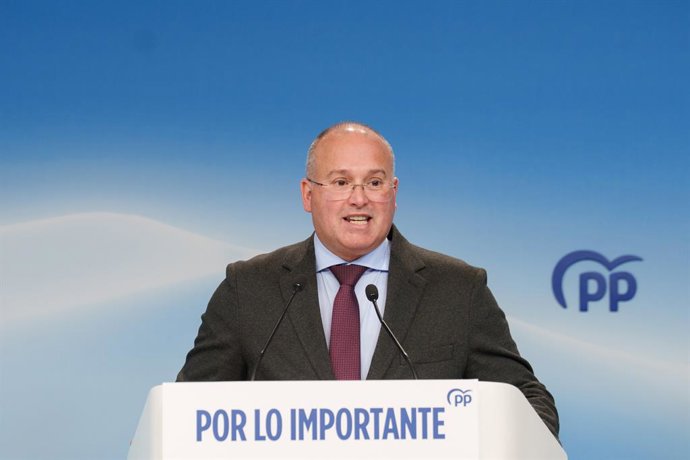 O secretário-geral do Partido Popular, Miguel Tellado, durante a coletiva de imprensa realizada após a reunião do Comitê de Direção do PP, em 20 de abril de 2026, em Madri (Espanha).