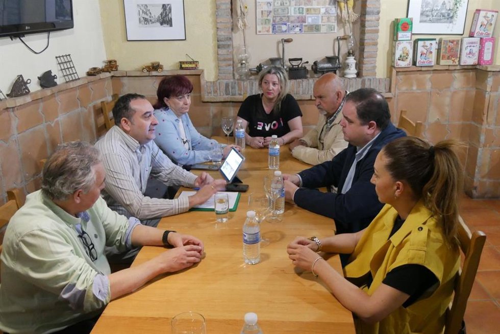 Víctor Torres (2d) en la reunión con comerciantes de Alcalá la Real.