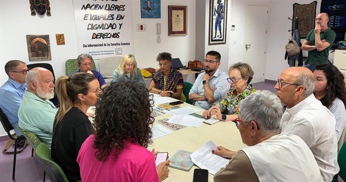 El coordinador provincial de IU en Cádiz, Jorge Rodríguez, con miembros de la plataforma 'Salvemos lo público'.