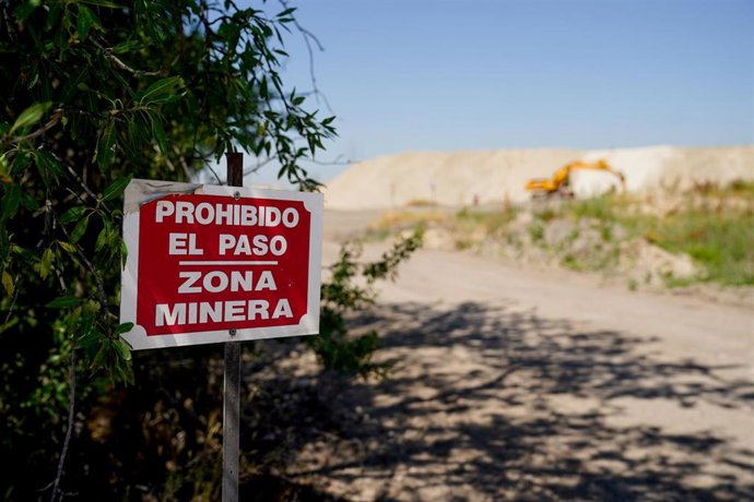 Archivo - Un cartel de prohibido el paso en la zona perteneciente a la explotación minera de Tolsadeco, a 9 de junio de 2021, en Madrid, (España). 