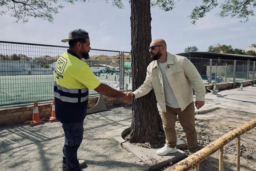 El alcalde de El Puerto de Santa María, Germán Beardo, saluda a un operario municipal este lunes en una visita a diversas actuaciones de mejora urbana.