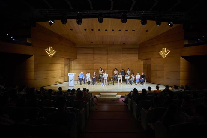 El auditorio Caja Rural Granada ha acogido este lunes el encuentro 'La lectura que nos une', una iniciativa pionera de carácter intergeneracional que reúne a escolares, jóvenes y personas mayores en torno a la experiencia compartida de la lectura