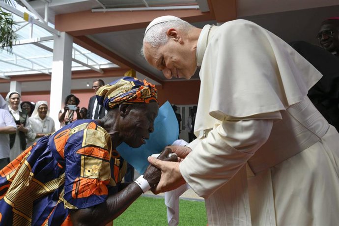 El Papa en su visita a una residencia de mayores en Saurimo, Angola. 